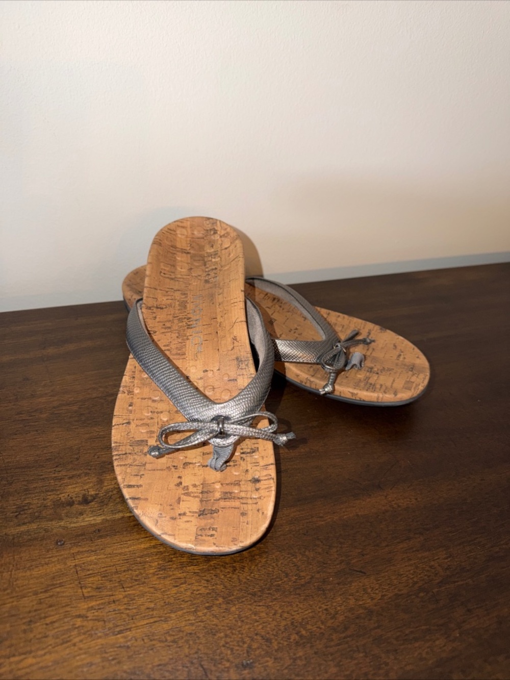 Vionic Cassie Women’s Sandals Pewter & Cork Orthotic Thong Flip Flops Size 9